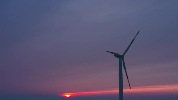 Kışın Polonya Gün Batımında Rüzgar Türbinleri Üreten Enerji Silüeti — Stok video