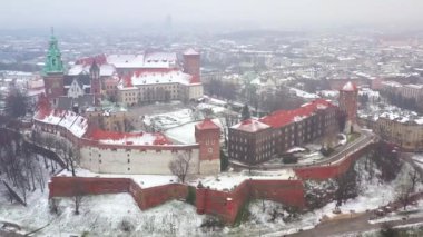 Wawel royal Castle ve Katedrali, Vistula Nehri, park ve mesire yürüyen insanlar kışın hava görünümünü. Polonya