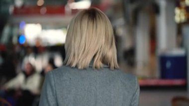 Kırmızı dudaklı güzel sarışın bir kızın portresi.