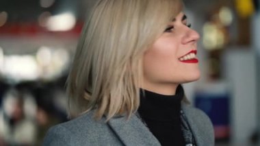 Kırmızı dudaklar ile güzel bir sarışın kız portresi. Ağır çekim