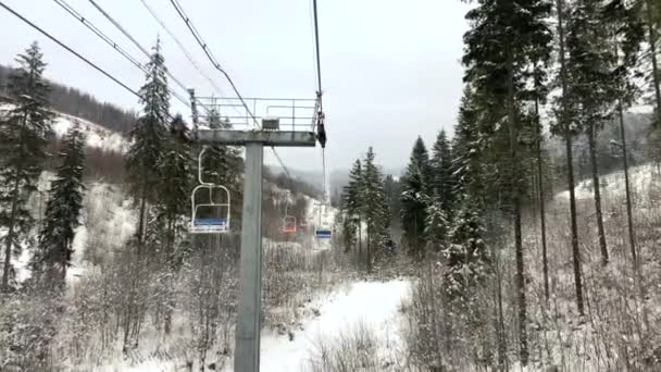 Vista desde la silla hasta el telesilla en una estación de esquí en invierno . — Vídeos de Stock