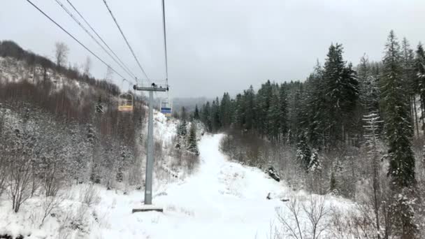 Vista da cadeira para o teleférico de uma estação de esqui no inverno . — Vídeo de Stock