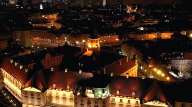 Eski Şehir Kraliyet kalesinin yükseklikten geceleri, Varşova, Polonya görüntüleyin. Zaman lapce