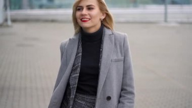 Sarışın kız bir bavul Havaalanı yakınlarında terminal rulo