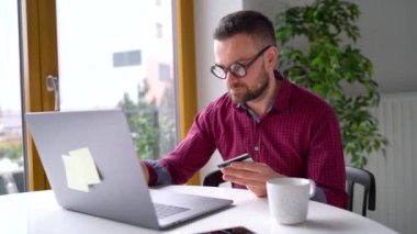 Adam evde laptop bir kredi kartı ile online ödeme yapar