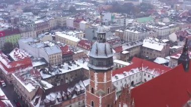Tarihi merkezi, Krakow, kilise, havadan görünümü Wawel Royal Castle kışın. Çeşitli hızlarda filme: normal ve hızlandırılmış