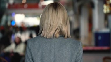 Kırmızı dudaklar ile güzel bir sarışın kız portresi. Ağır çekim