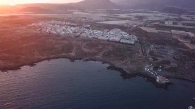 Atlantik kıyısında şehrin yükseklikten günbatımında görüntüleyin. Tenerife, Kanarya Adaları, İspanya