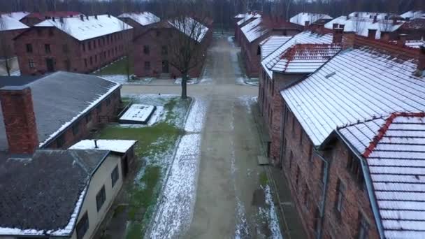 アウシュビッツ ・ ビルケナウ、ポーランドの強制収容所の航空写真 — ストック動画