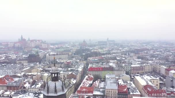 Letecký pohled na historické centrum Krakov, kostel, Wawel Royal Castle v zimě — Stock video