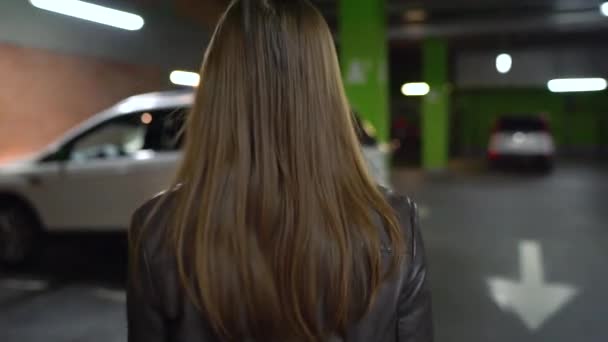 Nő megy a kocsiját, kinyitja az ajtót, és leül — Stock videók