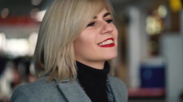 Portret van een mooi blond meisje met rode lippen — Stockvideo