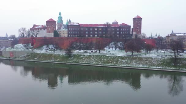 Wawel 대성당 Vistula 산책로 겨울에 사람들의 백그라운드에서 역사적인 교회와 폴란드 — 비디오