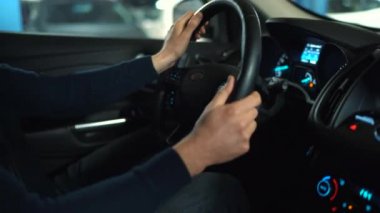 Adam sokakta park için kendiliğinden otopark otomatik pilot kullanarak yenilikçi otomatik araba sürüş