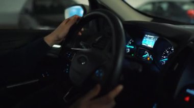 Adam bir otoparktan sürüş ve park edecek bir yer arıyor