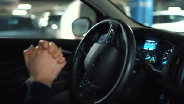 Homme conduisant dans une voiture automatisée innovante utilisant le pilote automatique de stationnement pour le stationnement dans la rue — Video