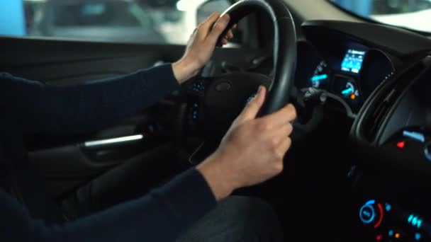 Homem dirigindo em carro automatizado inovador usando piloto automático de auto-estacionamento para estacionamento na rua — Vídeo de Stock
