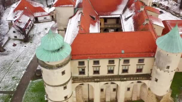 Vista desde la altura del castillo en Nowy Wisnicz en invierno, Polonia — Vídeo de stock