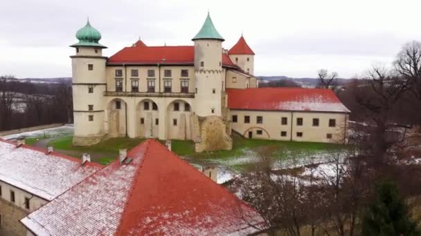 Widok z wysokości na zamku w nowym Wisniczu zimą, Polska — Wideo stockowe