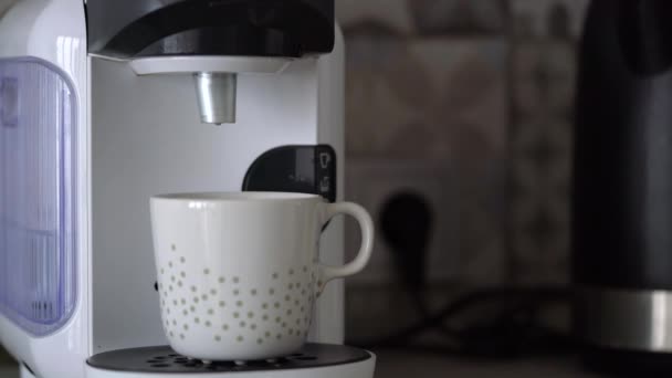 Início máquina de café cápsula prepara uma xícara de café fresco — Vídeo de Stock