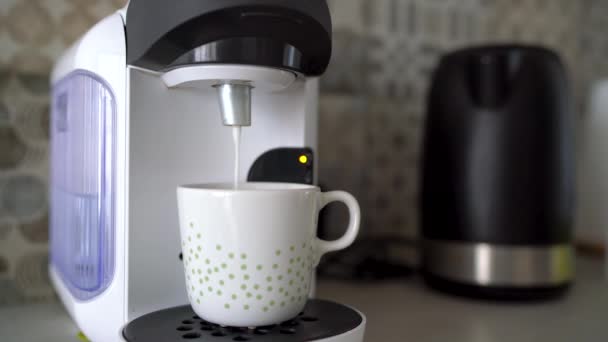 Home capsule coffee machine prepares a cup of fresh coffee with milk — Stock Video