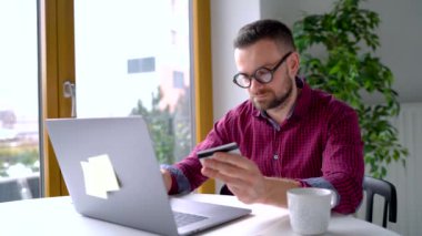 Adam evde laptop bir kredi kartı ile online ödeme yapar