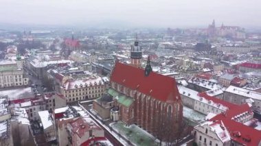 Tarihi merkezi, Krakow, kilise, havadan görünümü Wawel Royal Castle kışın. Çeşitli hızlarda filme: normal ve hızlandırılmış