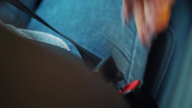 El araba ayrılmadan önce emniyet kemeri unfastens