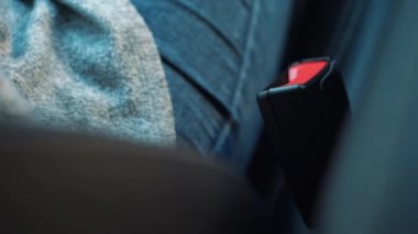 El araba emniyet kemeri sürüş önce araç içinde otururken tespit etmek