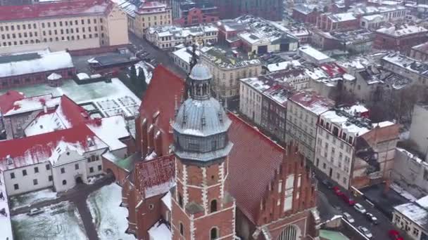 Vista aérea do centro histórico de Cracóvia, igreja, Castelo Real de Wawel no inverno — Vídeo de Stock