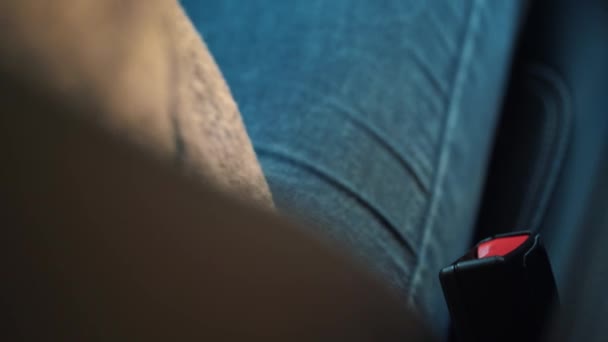 Fixation de la ceinture de sécurité de la voiture par une femme assise à l'intérieur du véhicule avant de conduire 