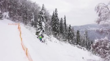 Aşırı snowboard kayak parça çitin üzerinden taze kar kar sarp dağ eğim ve atlar aşağı sürme havadan görünümü