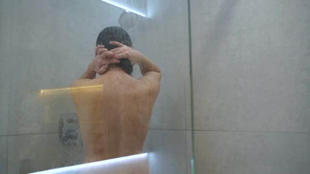 여자 샤워에서 그녀의 머리, 어깨, 팔 및 뒤를 씻어. 헤어 케어, 아름다움과 웰빙 개념 — 비디오