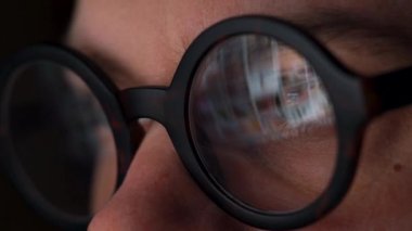 Monitörde seyir ve Internet'te sörf gözlüklü adam. Monitör ekran gözlükte yansıtılır