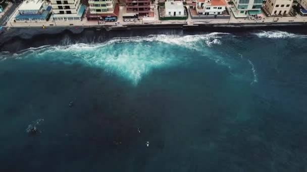 Pohled z výšky na město na pobřeží Atlantského oceánu. Tenerife, Kanárské ostrovy, Španělsko — Stock video