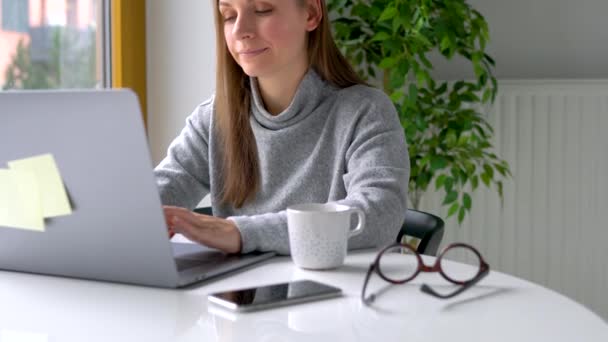 ホーム コミュニケーション コンセプト 女性自宅オフィスで座って ノート パソコンに取り組んで — ストック動画