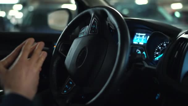 Homme conduisant dans une voiture automatisée innovante utilisant le pilote automatique de stationnement pour le stationnement dans la rue — Video