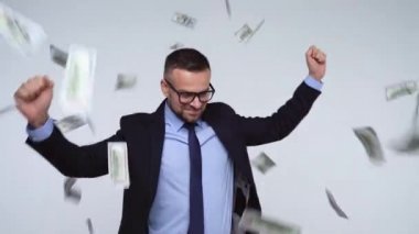 Slow motion resmen giyimli adam düşen dolar