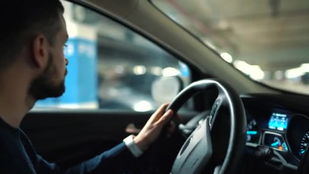 Adam bir otoparktan sürüş ve park edecek bir yer arıyor — Stok video
