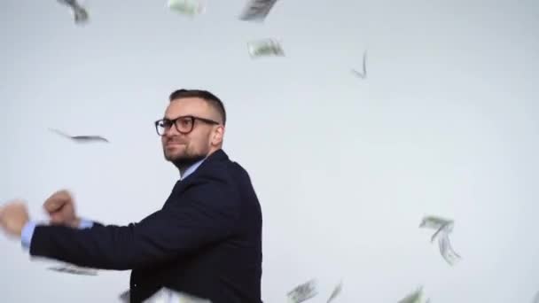 Slow motion dollars vallen op formeel geklede man — Stockvideo