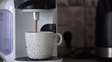 Ev kapsül kahve makinesi bir fincan taze kahve hazırlar. Yemek sonunda Buhar bulutu