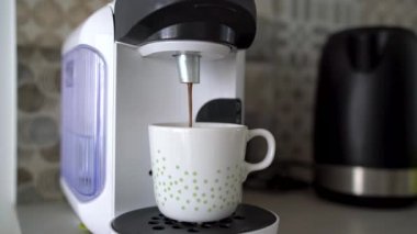 Ev kapsül kahve makinesi bir fincan taze kahve - güçlü bir sabah kavramı hazırlar. Yemek sonunda Buhar bulutu