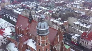 Tarihi merkezi, Krakow, kilise, havadan görünümü Wawel Royal Castle kışın. Çeşitli hızlarda filme: normal ve hızlandırılmış