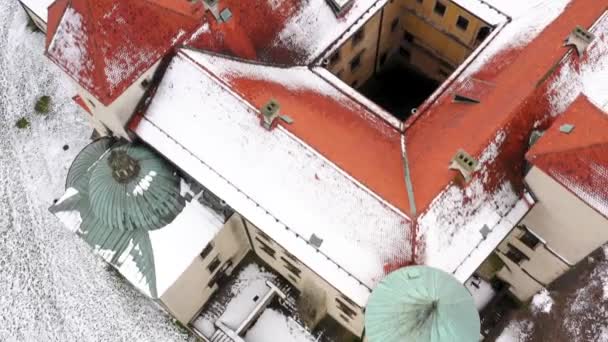 Переглянути з висоти замок в Нови Wisnicz взимку Польщі — стокове відео