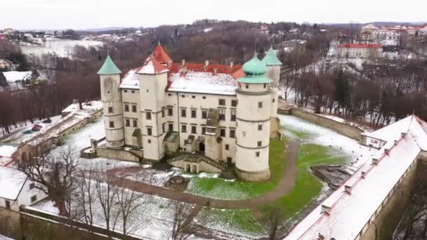 Widok z wysokości na zamku w nowym Wisniczu zimą, Polska — Wideo stockowe