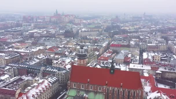 Vista aérea do centro histórico de Cracóvia, igreja, Castelo Real de Wawel no inverno. Filmado em várias velocidades: normal e acelerado — Vídeo de Stock