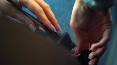 El araba emniyet kemeri sürüş önce araç içinde otururken tespit etmek