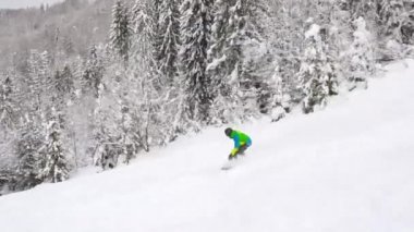 Aşırı snowboard taze kar kar sarp dağ eğim aşağı sürme