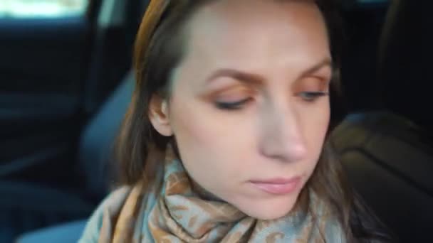 Frau schnallt Sicherheitsgurt an und macht sich bereit zu gehen — Stockvideo