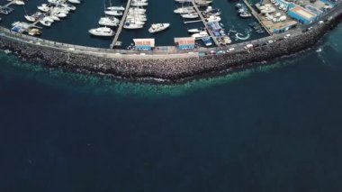 Yat ve tekne batımında Atlantik kıyısında bir sürü ile bir rıhtım üzerinde uçuş. Tenerife, Kanarya Adaları, İspanya - bir dron çekim